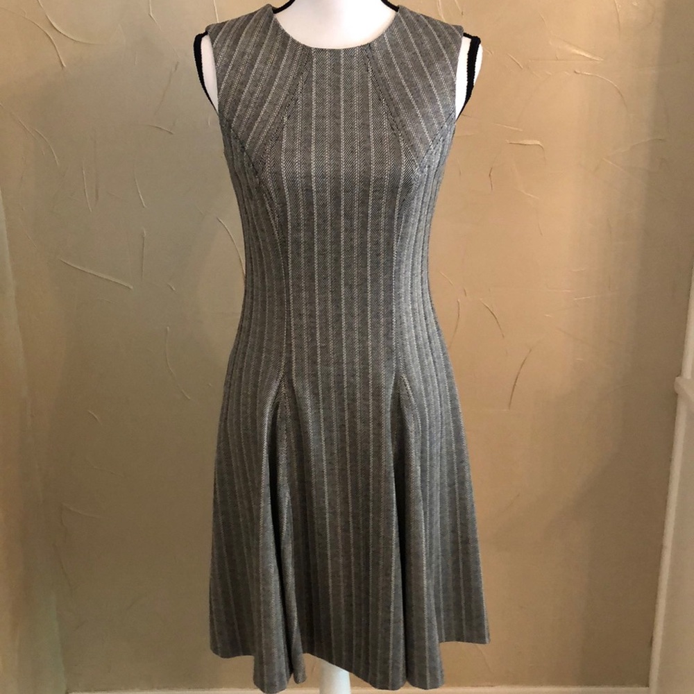 Sleeveless Tommy Hilfiger dress in black and cream, size 4, never worn